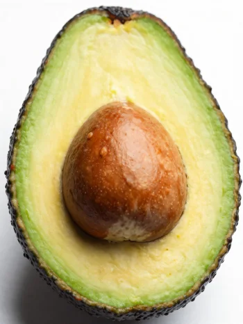 Udskåret frisk avocado med cremet grønt indre på træoverflade