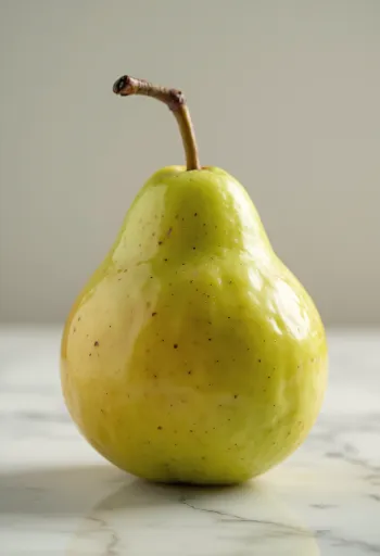 Friske grønne og gule pærer på skærebræt, hele og i skiver