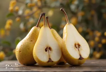 Bosc pære i skiver og hel på skærebræt