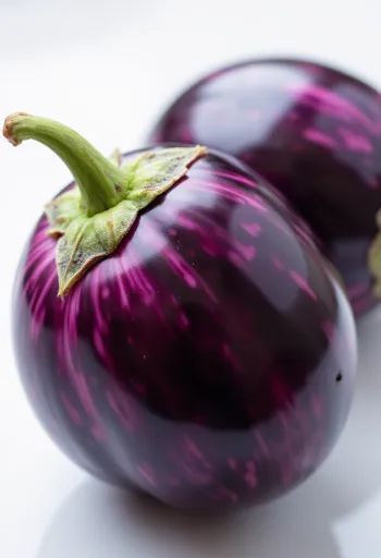 Halveret aubergine med lyst indre og skinnende lilla skræl