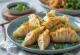Japansk rejegyoza i dej med sprød bund, med rejefyld, serveret med sojasauce-dip
