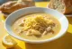 Gullig cremet Ciorba Radauteana kyllingesuppe i skål med persille