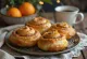 Kanelbulle med appelsinskal, gyldenbrune snegle, med appelsin-kanel fyld