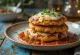 Parmigiana med bagte svampe, serveret med parmesanost og frisk basilikum