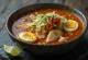Asam laksa, mørk fiskesuppe med nudler og friske grøntsager