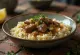 Klassisk couscous med lammekød, serveret med rige krydderier og frisk koriander