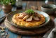 Okonomiyaki lavet med kylling serveret med okonomiyakisauce og bonito-flager