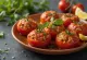Dolma i tomat, med risfyld, dryppet med olivenolie og serveret med friske krydderurter