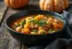 Minestrone med græskar, grøntsager og pasta serveret