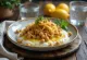 Fatteh med citronsaft, ristede pitastykker, kikærter, tahiniyoghurt og ristede pinjekerner.