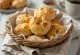 Løg-scones serveret