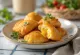 Gyldne keto oste-dumplings serveret på en tallerken