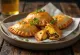 Empanadas med oksekød serveret med frisk salat