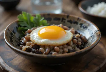 Nattō med æg, serveret med frisk porre og nori-tang