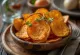 Bagte sød kartoffel chips, gyldenbrunt bagte, serveret på en tallerken.
