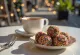 Brigadeiro med sukker, kugler i farvede sukkerkugler, serveret