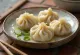 Kinesiske jiaozi serveret, kogt tilstand, på lys porcelænstallerken