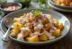 Ghugni chaat med kartofler og serveret med frisk koriander