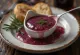 Cremet rødvinssauce med rosmarin i glas, serveret til stegt kød