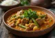 Kare-Kare gryderet serveret med grønne bønner og frisk koriander