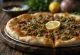 Lahmacun med hvidløg, serveret med frisk dej og krydret kødfyld