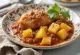 Mole manchamanteles serveret med kylling, creme fraiche og mandler