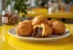 Loukoumades fyldt med Nutella, gyldenbrune dejkugler, serveret med fyld og flormelis