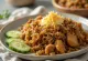 Nasi Goreng serveret med frisk agurk og koriander