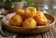 Vegansk Loukoumades, stegt gyldenbrun, dryppet med agavesirup og drysset med kanel