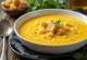 Dild-majs cremesuppe serveret