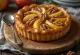 Tarte Tatin med valnødder, serveret med karamelliseret æble og valnødder