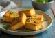 Stegt tofu med kikærtemel, sprøde tofustykker serveret med frisk koriander