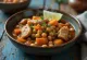 Mondongo con garbanzos serveret, med rige grøntsager og krydderier