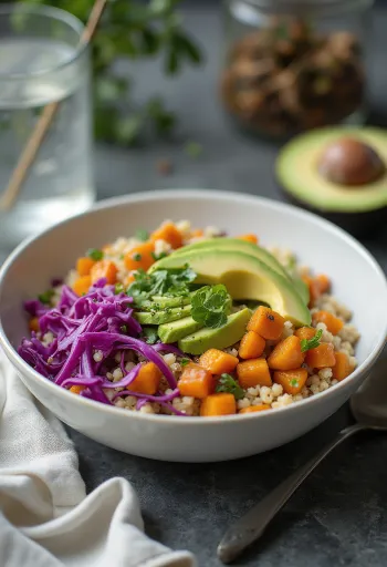 Avocado-quinoa Buddha bowl serveret med friske grøntsager