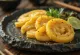 Tamagoyaki med sesamfrø, serveret med sojasauce og mirin