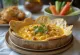 Varm bagna cauda dip serveret med friske stave af grøntsager