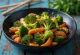 Broccoli stir fry serveret med sesam-sojasauce og sprøde grøntsager