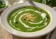 Cremet spinatcremesuppe serveret