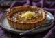 Vegansk treacle tart, gyldenbrun tærte, skåret og serveret