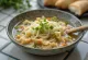 Sujebi med forårsløg, serveret med friske krydderurter og creme fraiche