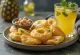 Pani puri med ananasvand, serveret med frisk koriander og mynte