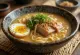 Sesame ramen med tahin, chashu kød og kogt æg, serveret med forårsløg