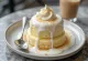 Tres leches med mælk, mælkevædet lagkagebund på en hvid tallerken