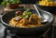 Oksekøds Korma serveret i rig, cremet sauce, pyntet med frisk koriander.