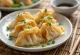 Shrimp Gyoza serveret med rejefyld og sojasauce-dip