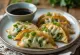 Spinach Gyoza serveret med spinatfyld og sojasauce-dip