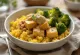 Karry-quinoa Buddha bowl med tahini-tofu serveret