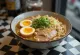 Street Food Ramen serveret med kylling og grøntsager