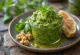 Pesto med rucola og valnødder, frisk og grøn sauce serveret