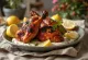 Tandoori kyllingelår serveret med naanbrød og frisk salat